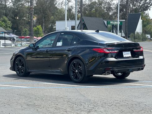 New 2026 Toyota Camry Hybrid FWD image 3