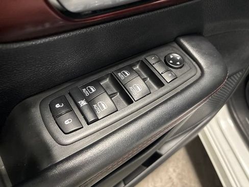 Used 2020 Chrysler Pacifica Touring-L FWD image 11