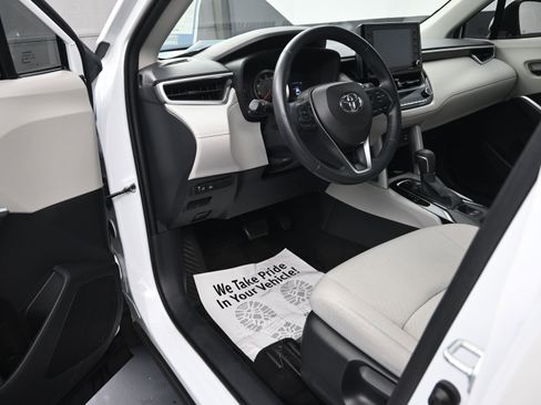 Used 2022 Toyota Corolla Cross LE image 9