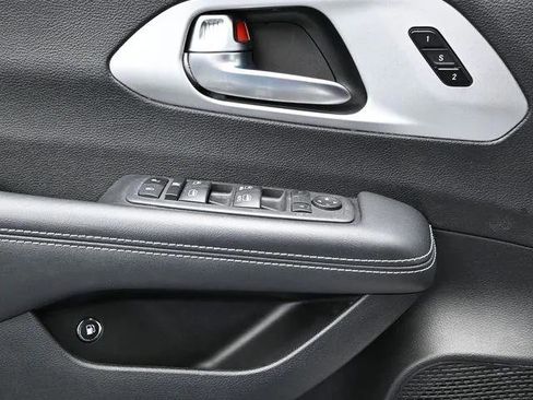 Certified 2024 Chrysler Pacifica Limited FWD image 19