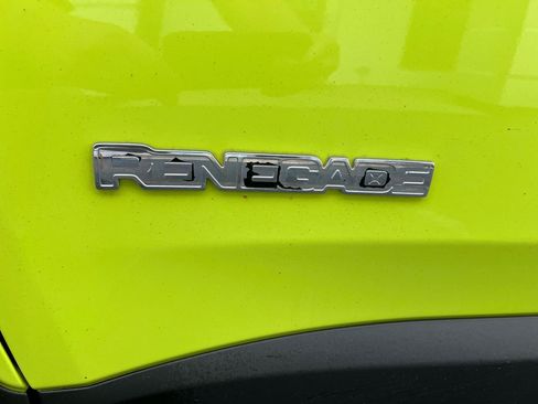 Used 2017 Jeep Renegade Latitude w/ Cold Weather Group AWD/4WD image 3