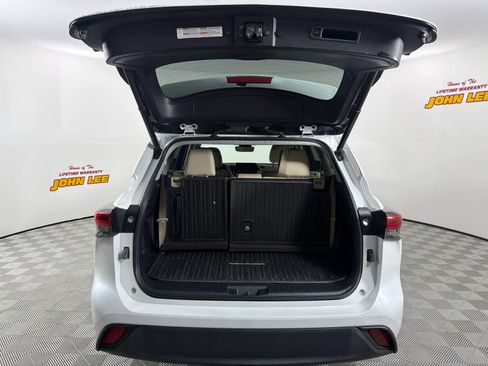 Used 2023 Toyota Highlander XLE FWD image 5