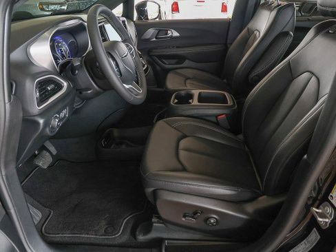 Used 2026 Chrysler Pacifica Select FWD image 9