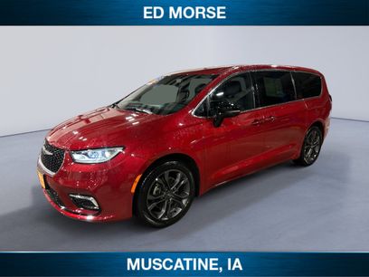 Used 2025 Chrysler Pacifica Select