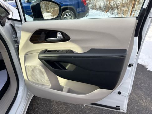 Used 2024 Chrysler Pacifica Limited image 30