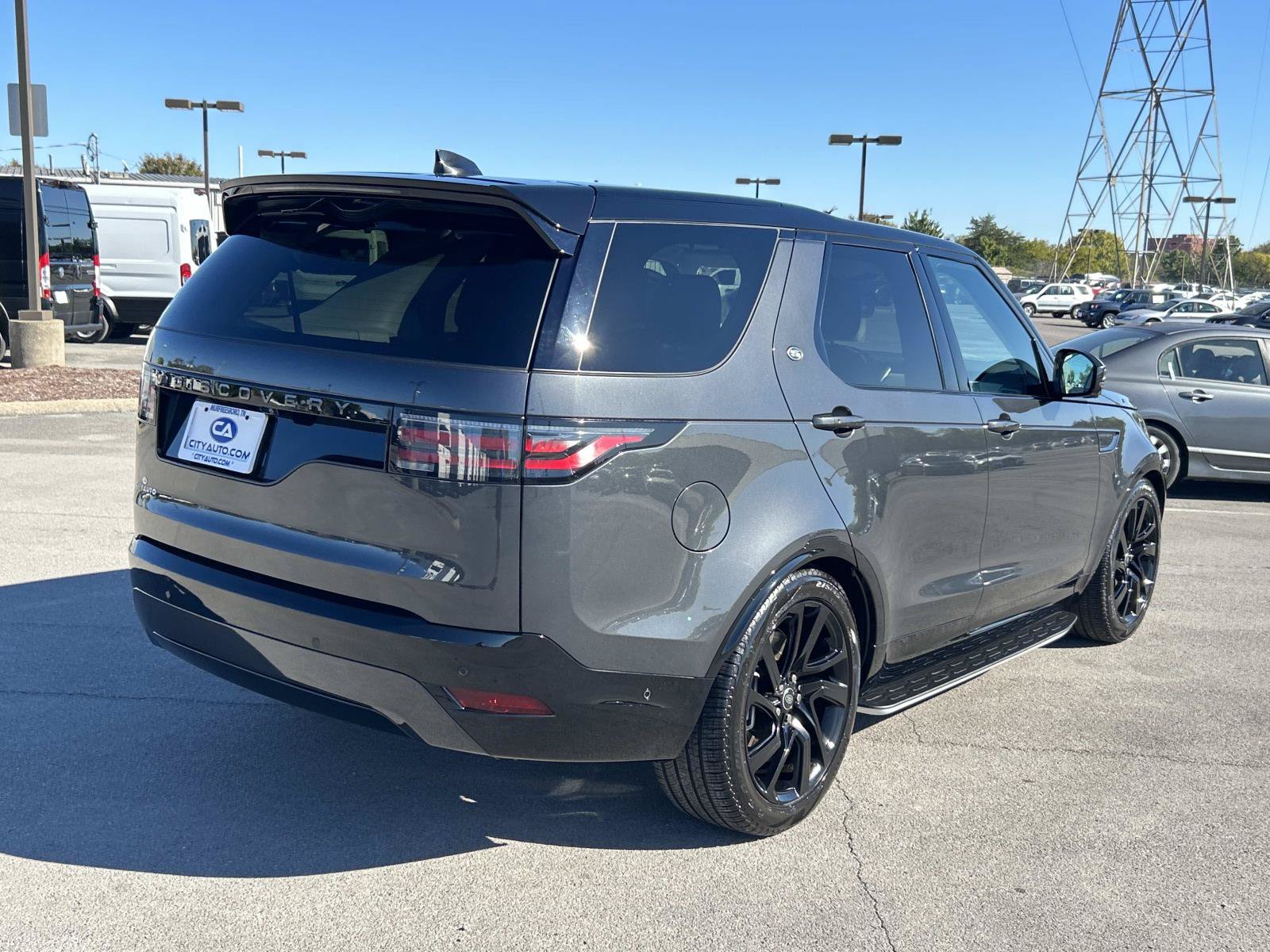 Used 2025 Land Rover Discovery Dynamic SE AWD/4WD image 3