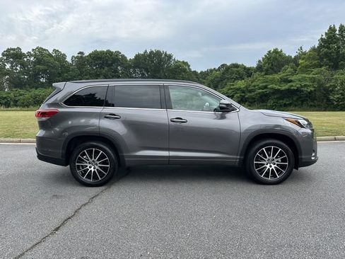Used 2018 Toyota Highlander SE FWD image 10