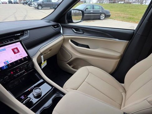 New 2025 Jeep Grand Cherokee Limited w/ Luxury Tech Group II image 41