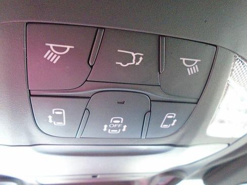 Used 2025 Chrysler Pacifica Limited FWD image 16