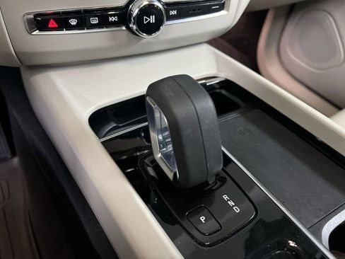 Used 2022 Volvo XC60 B5 Momentum w/ Advanced Package image 16