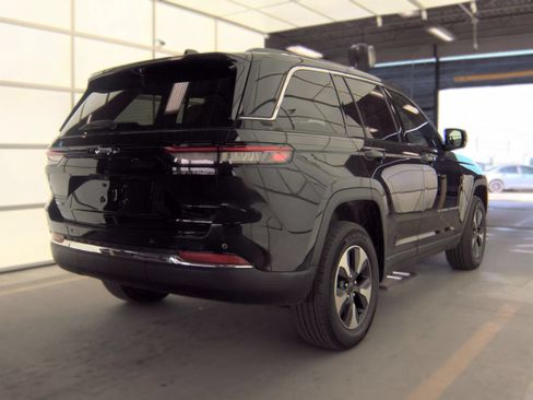 Used 2022 Jeep Grand Cherokee Limited 4xe w/ Luxury Tech Group II AWD/4WD image 6