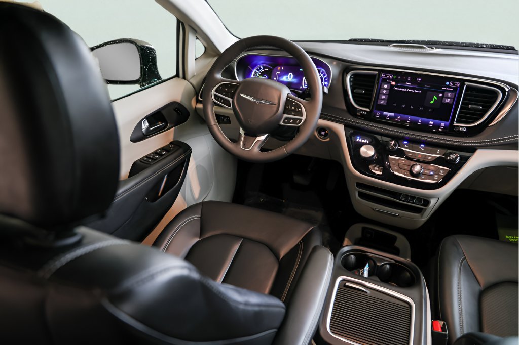 Used 2024 Chrysler Pacifica Limited FWD image 29