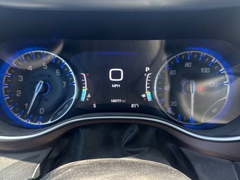 Used 2017 Chrysler Pacifica Touring-L Plus FWD image 4