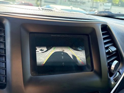 Used 2019 Jeep Cherokee Latitude Plus w/ Cold Weather Group AWD/4WD image 14