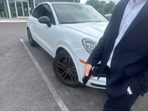 Used 2023 Porsche Cayenne Platinum Edition AWD/4WD image 4