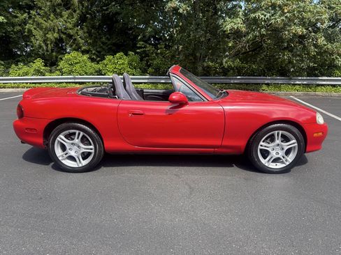 Used 2005 MAZDA MX-5 Miata RWD image 11