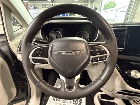 Used 2022 Chrysler Pacifica Touring-L FWD image 21