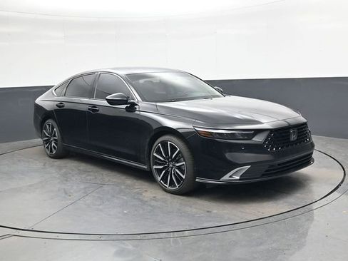 Used 2023 Honda Accord Touring image 2