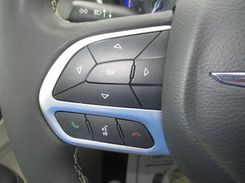 Used 2023 Chrysler Pacifica Touring-L FWD image 33