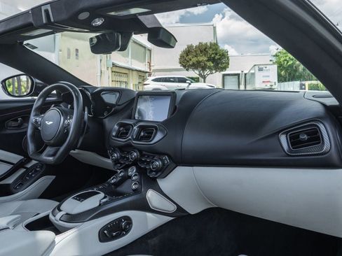 Used 2022 Aston Martin V8 Vantage Roadster RWD image 21