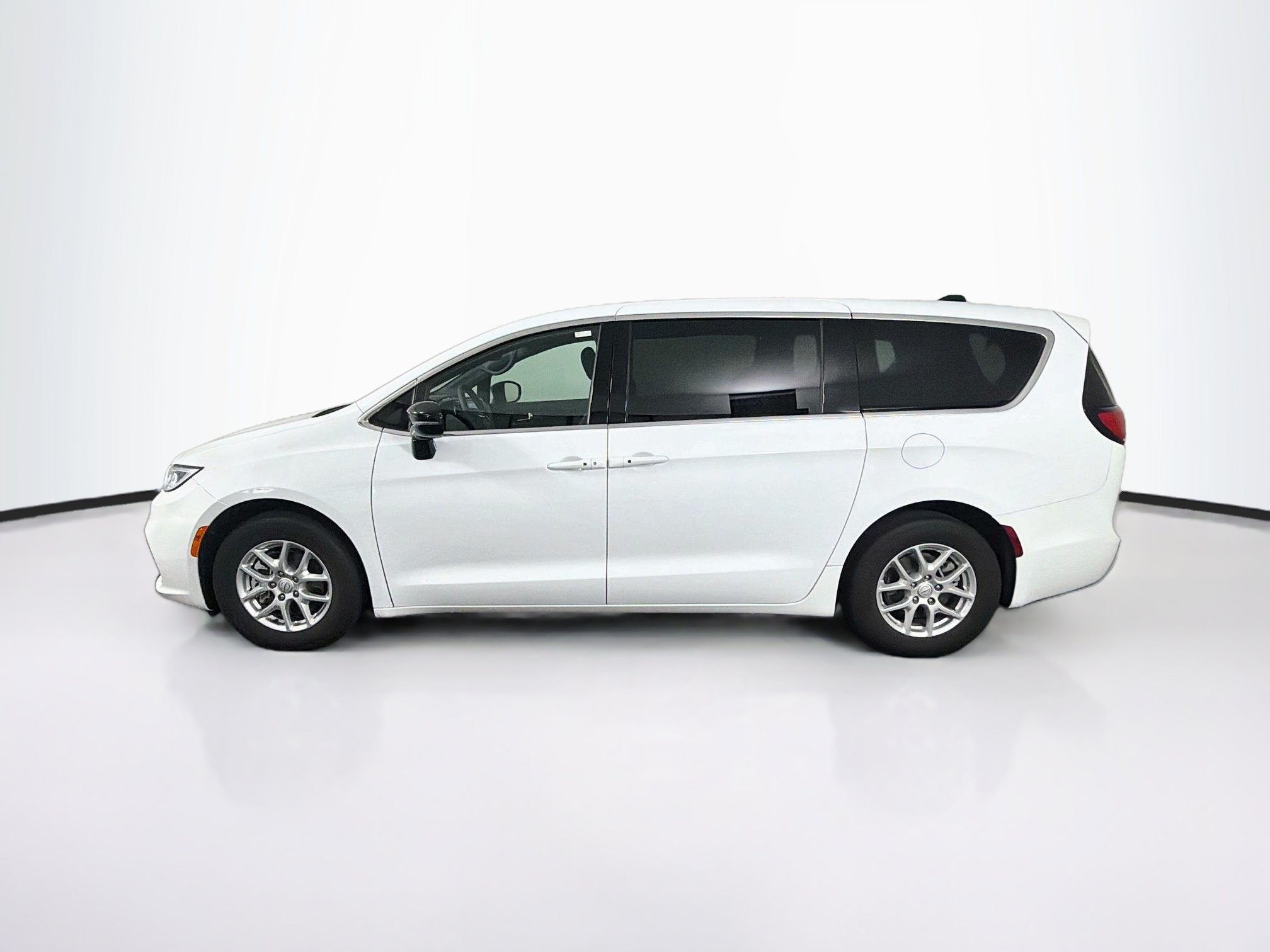 Used 2025 Chrysler Pacifica Select FWD image 4