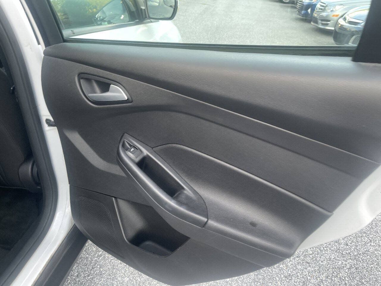 Used 2015 Ford Focus SE FWD image 18