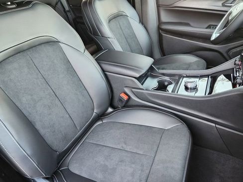 New 2025 Jeep Grand Cherokee Altitude image 9