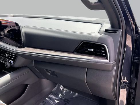 Used 2025 Chevrolet Suburban Premier RWD image 18
