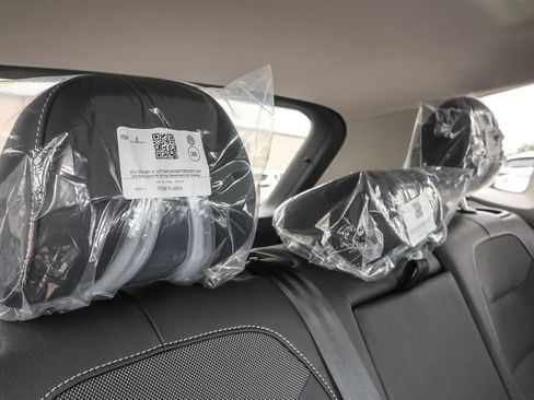 Used 2025 Volkswagen Taos SE image 31