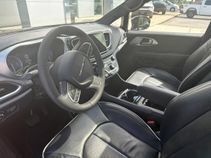 Used 2026 Chrysler Pacifica Limited FWD image 3