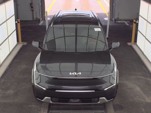 Used 2024 Kia EV9 Land image 2