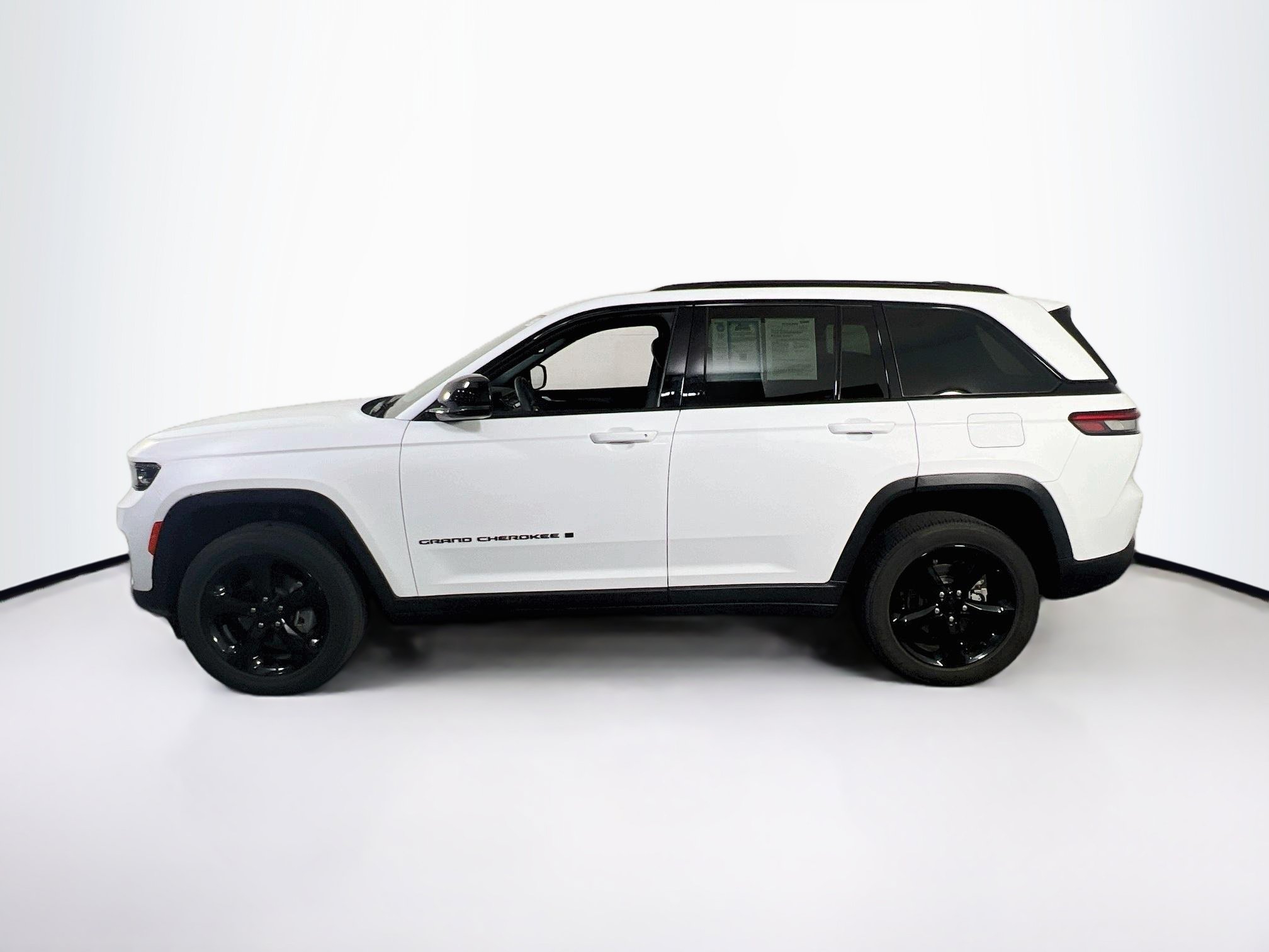 Used 2023 Jeep Grand Cherokee Altitude AWD/4WD image 8