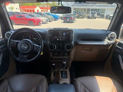 Used 2016 Jeep Wrangler Unlimited Sahara w/ Connectivity Group AWD/4WD image 3