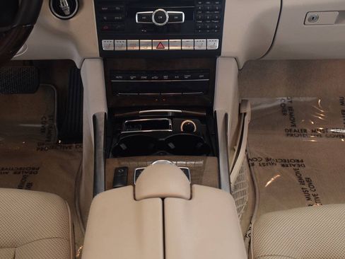 Used 2014 Mercedes-Benz E 550 4MATIC Sedan image 28