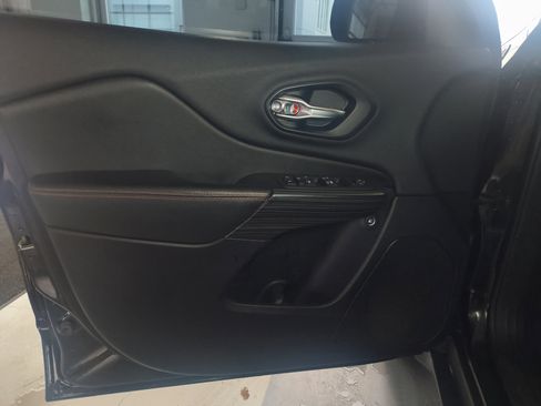 Used 2017 Jeep Cherokee Trailhawk w/ Comfort/Convenience Group image 19