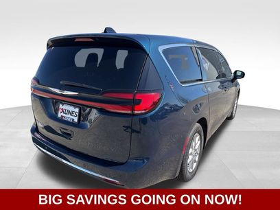 New 2025 Chrysler Pacifica Select