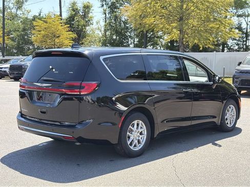Used 2024 Chrysler Pacifica Touring-L FWD image 13