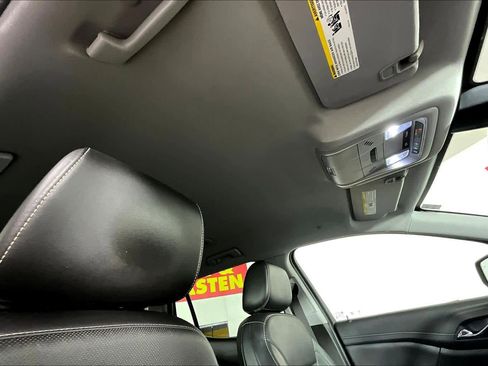 Used 2023 GMC Acadia SLT image 13