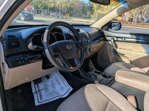 Used 2013 Kia Sorento LX w/ Convenience Pkg image 11