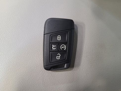 Used 2025 Volkswagen Jetta SE w/ Sunroof Package FWD image 32