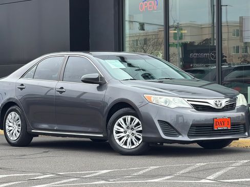 Used 2014 Toyota Camry LE FWD image 2