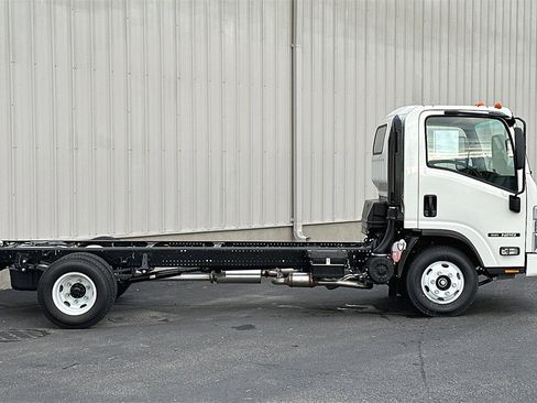 Used 2024 Isuzu NPR image 4