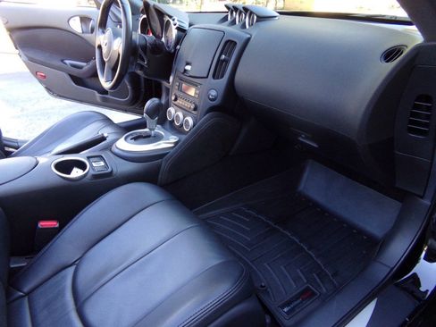 Used 2019 Nissan 370Z Roadster RWD image 23