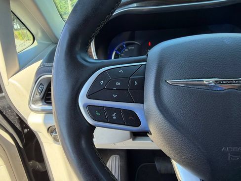 Used 2023 Chrysler Pacifica Limited FWD image 16
