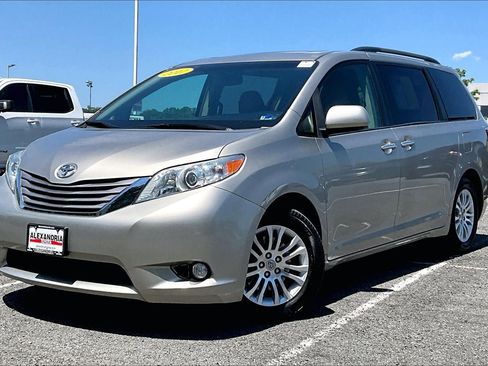 Used 2017 Toyota Sienna XLE FWD image 1