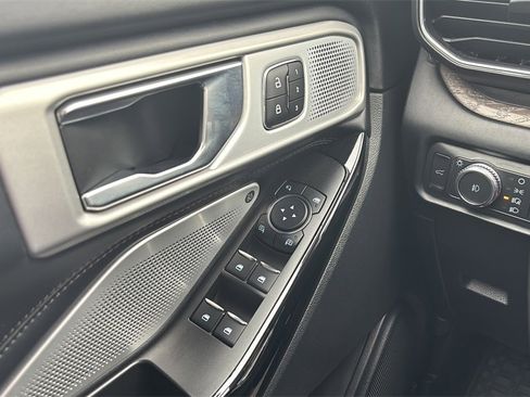 Used 2022 Ford Explorer Platinum w/ Equipment Group 601A image 16