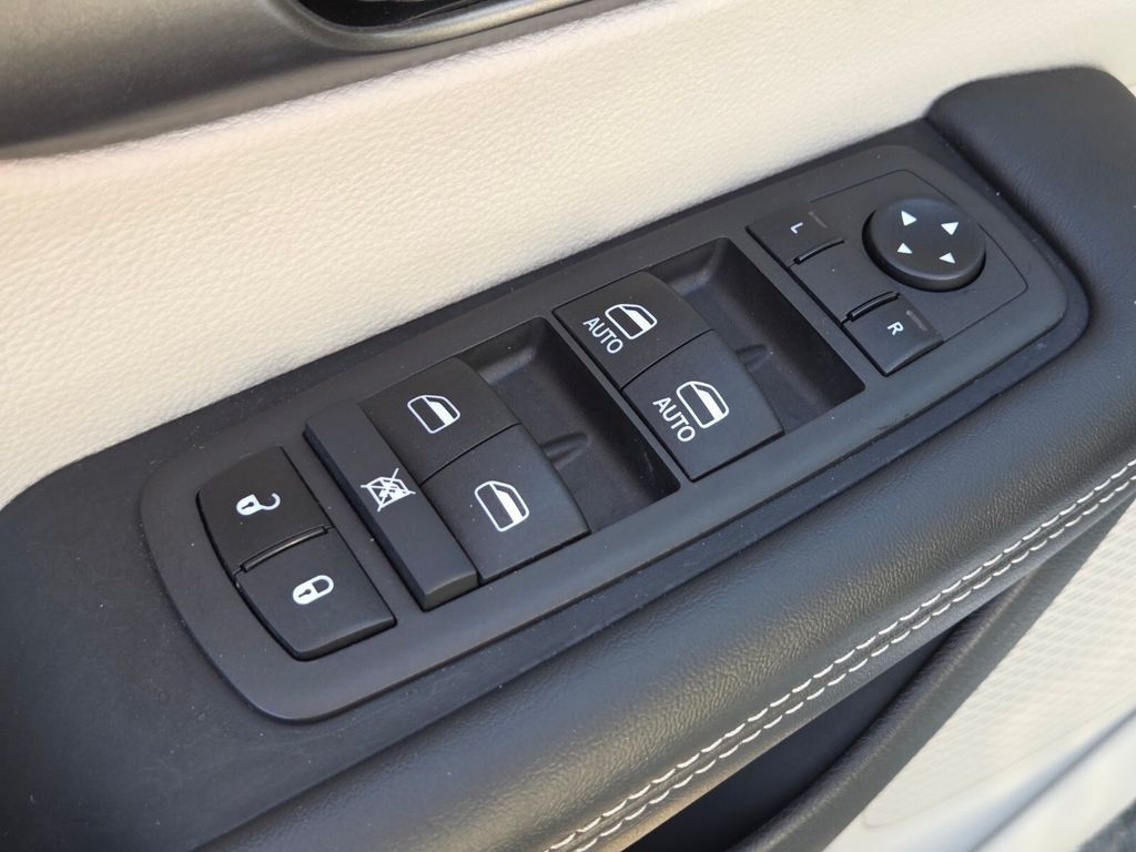 Used 2024 Chrysler Pacifica Touring-L FWD image 24