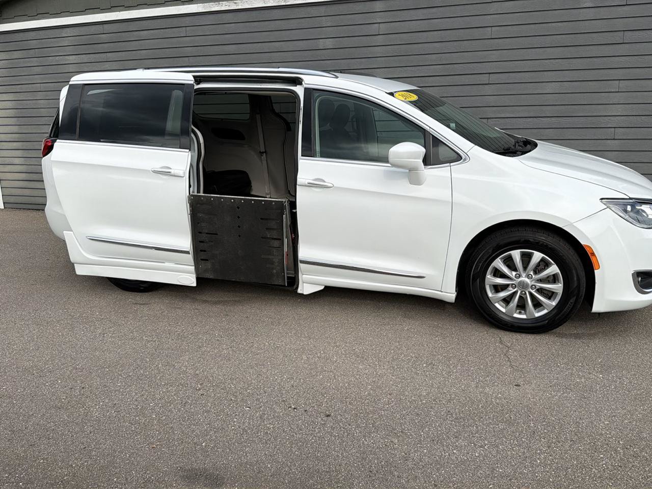 Used 2018 Chrysler Pacifica Touring-L FWD image 6