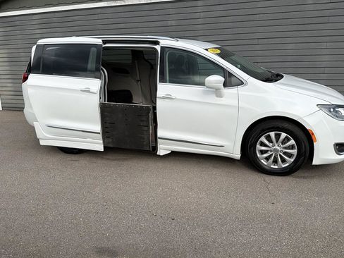 Used 2018 Chrysler Pacifica Touring-L FWD image 6