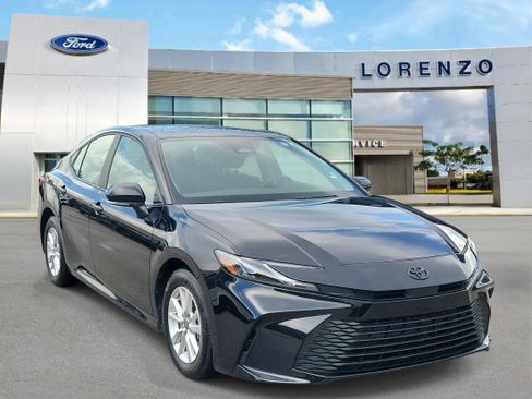 Used 2025 Toyota Camry LE FWD image 3